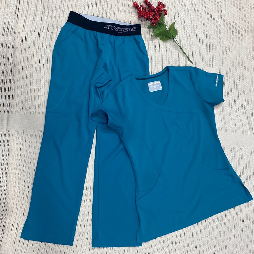 Sketchers by Barco Scrubs Turquoise Top and Bottom Set Excellent Condition Small